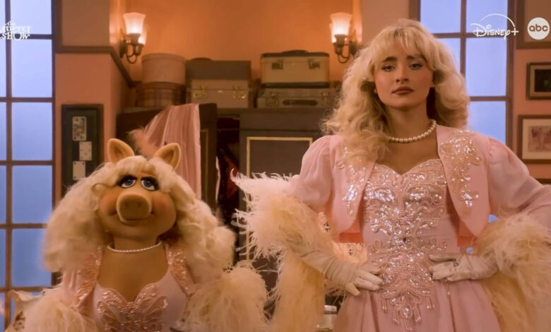 Disney+ Muppet Show Miss Piggy and Sabrina Carpenter